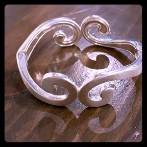 Versailles Royale Hinged Bangle Silver